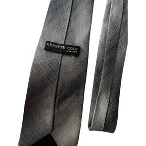EUC Kenneth Cole Reaction mens tie 100% silk handmade wavelike pattern